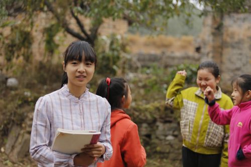 电影《花开那年》定档10月20日，讲述大